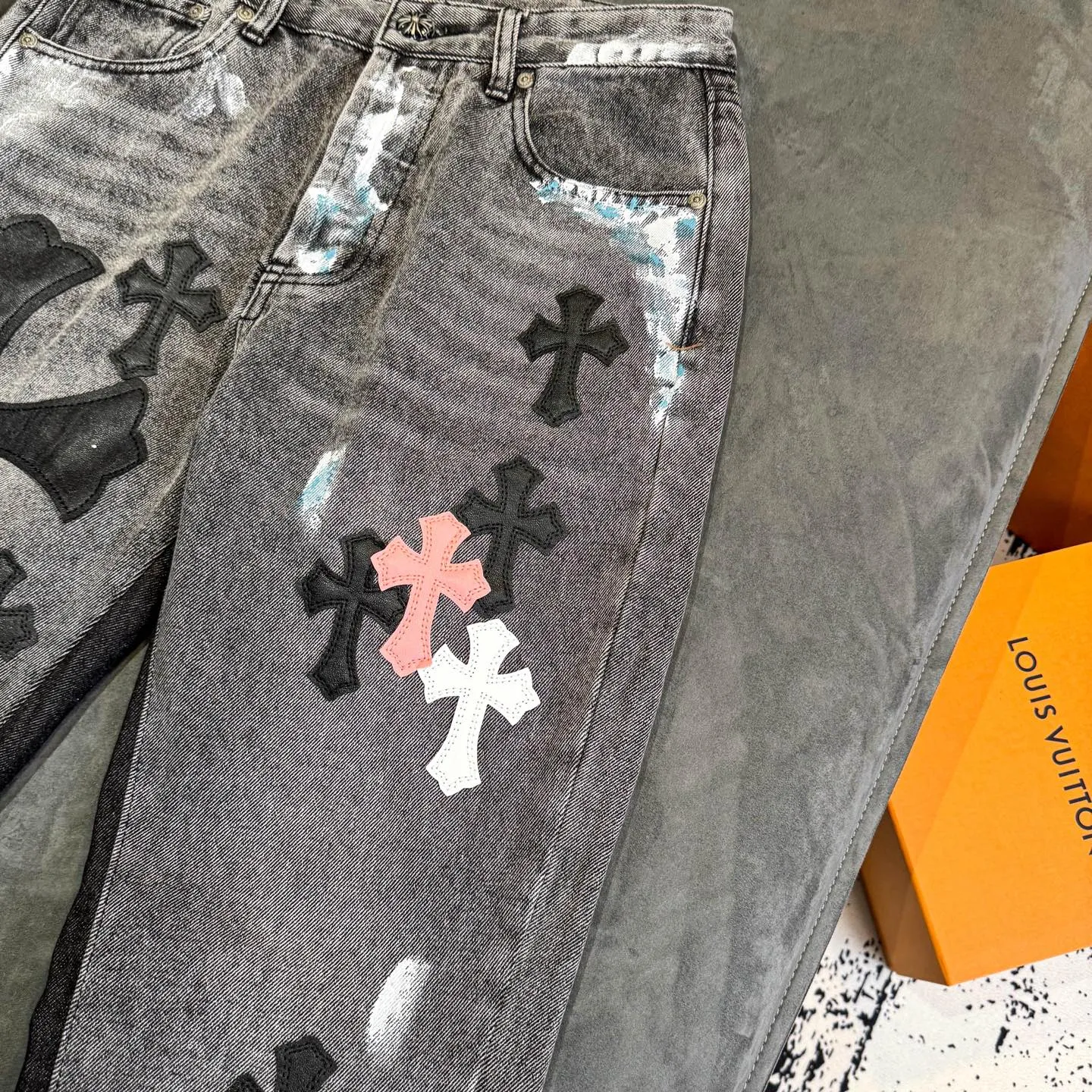 P340 top version GALLERY DEPT & Chrome hearts washed jeans with co-branded blue, yellow, black, white and multi-color stitching. Really restores the ultimate vintage texture. Three-dimensional version. Loose and comfortable, not picky about body shape. Makes taller and slimmer. Factory Seiko. Original factory quality control. Same style for men and women. Can be matched with couples. Versatile recommendation. Must-have jeans for all seasons. Fashionistas have been disappointed. From the quality selection of fabrics, the tailoring of details, and the matching of patterns, they are all impeccable! The upper body is so handsome when worn...it can be easily worn by men, women and children! The craftsmanship is made of heavy-duty washed pure cotton denim fabric. After washing, it is soft and thick and looks very stylish when worn. Color: black Size: 28 30 32 34 36